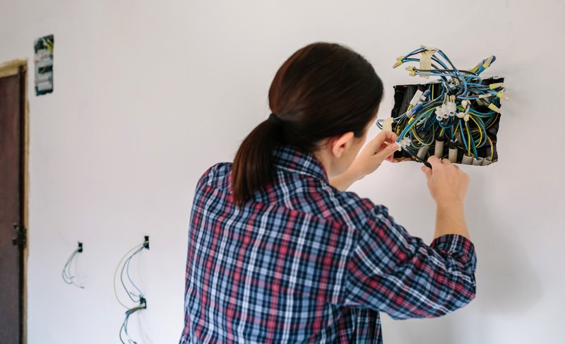 无法辨认的女电工从事房屋电气安装