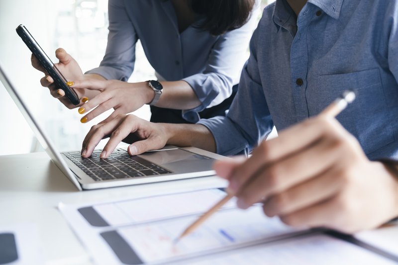 Programmeur et concepteur UX UI travaillant dans le développement de logiciels et les technologies de codage. Technologie de développement de conception et de programmation de mobiles et de sites Web.