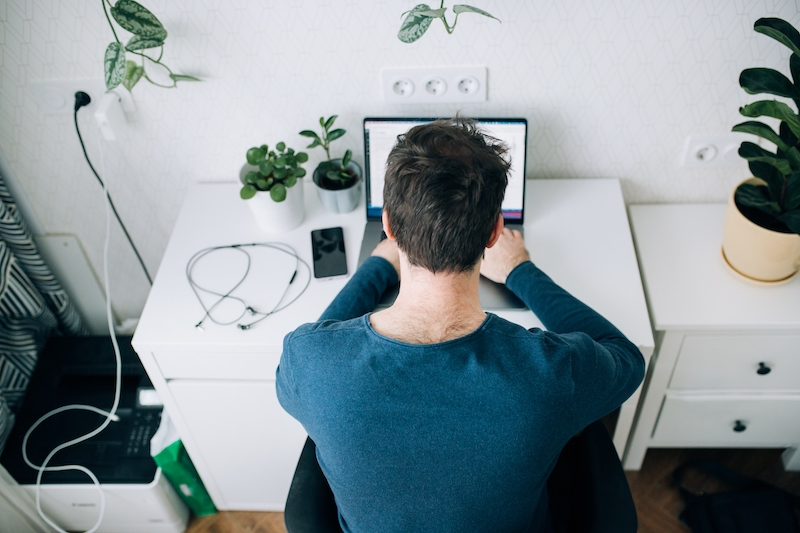 en regardant les publicités à formulaire facebook