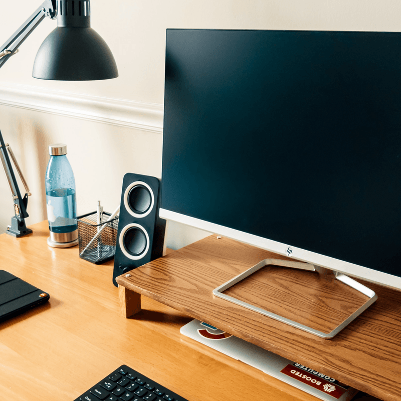 computer-desktop-cu-difuzoare-așezat-pe-birou-din-lemn