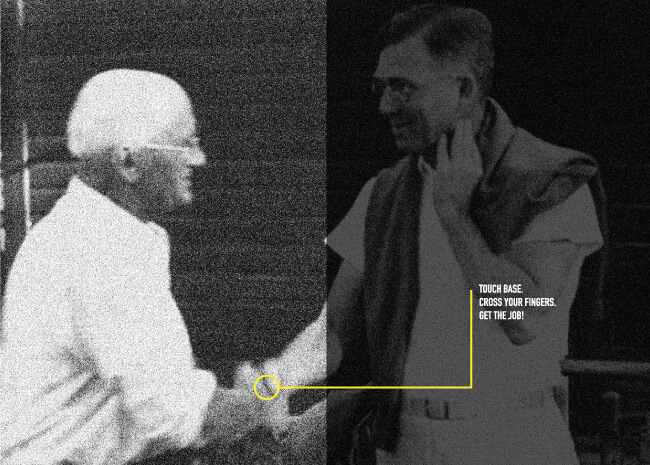 رجال يتصافحون