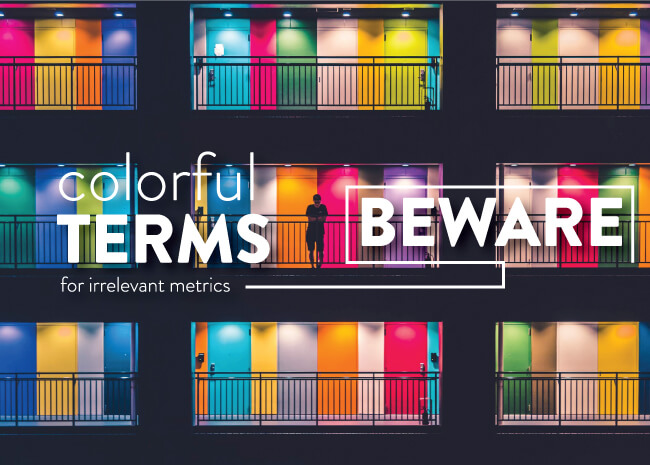 Persoană în fața zidurilor colorate