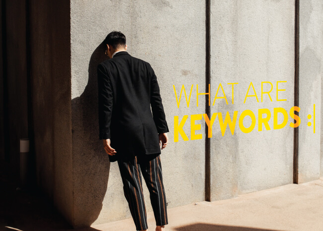 Omul sprijinit de un perete