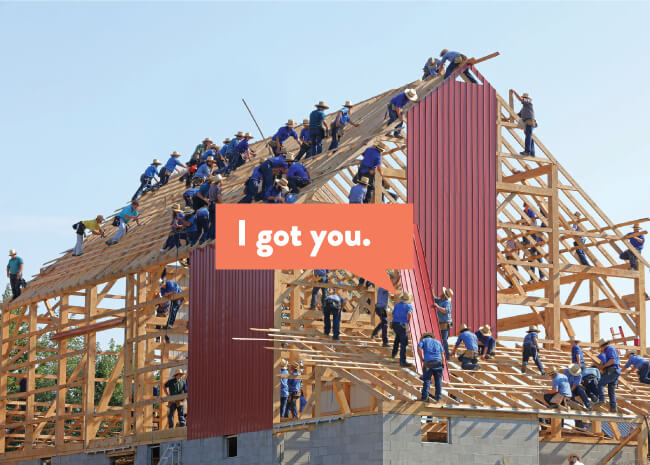 mężczyźni budujący dom