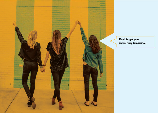 ثلاث نساء يمسكن بأيديهن