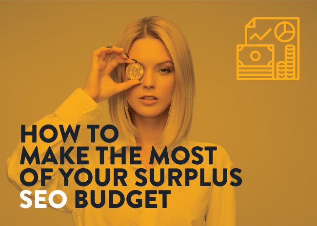 امرأة تحمل عملة البيتكوين