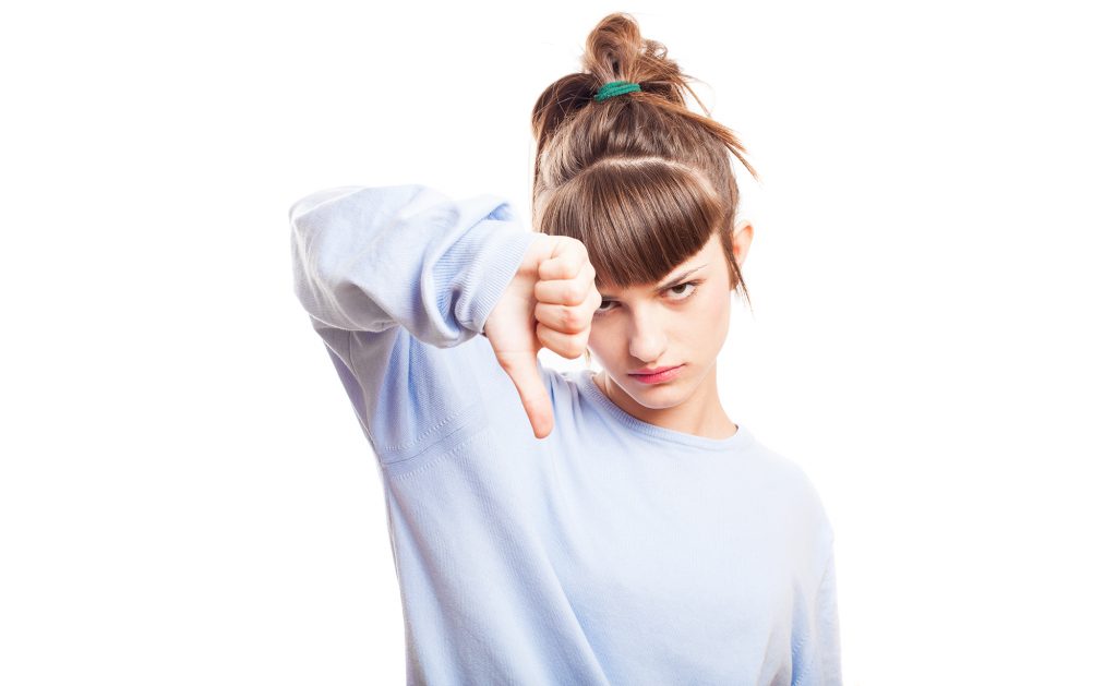 白い背景の上の女の子の親指