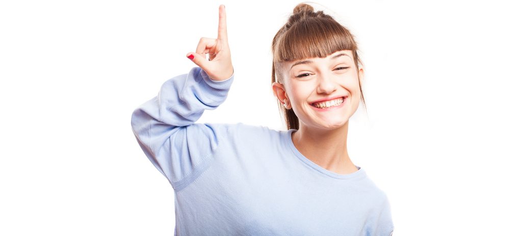 白い背景の上にうんざりしている女の子