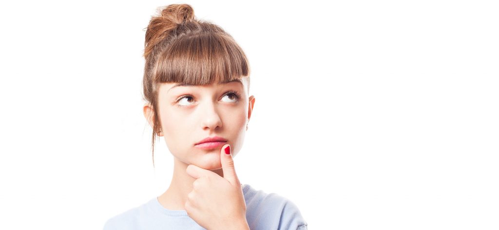 見上げている女の子