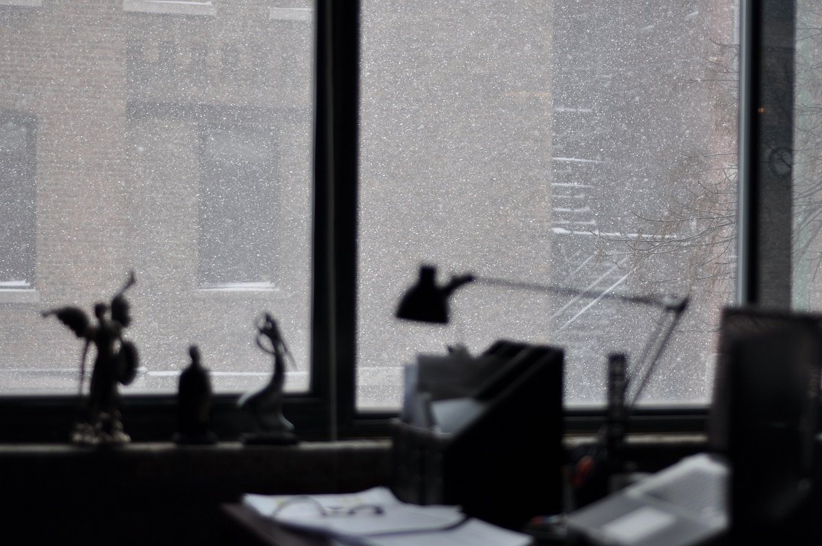 un'immagine sfocata di un piccolo ufficio