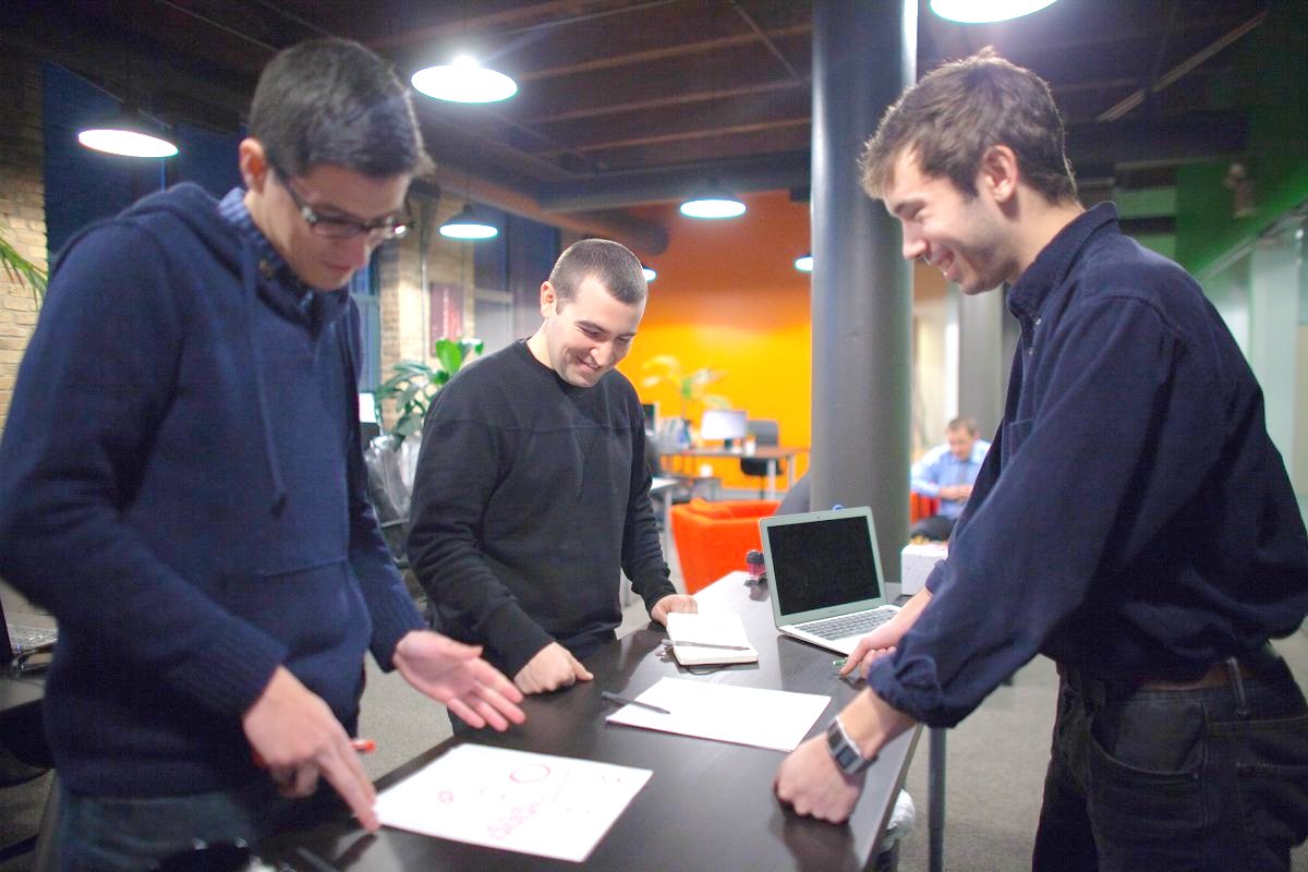 mentore che istruisce due stagisti