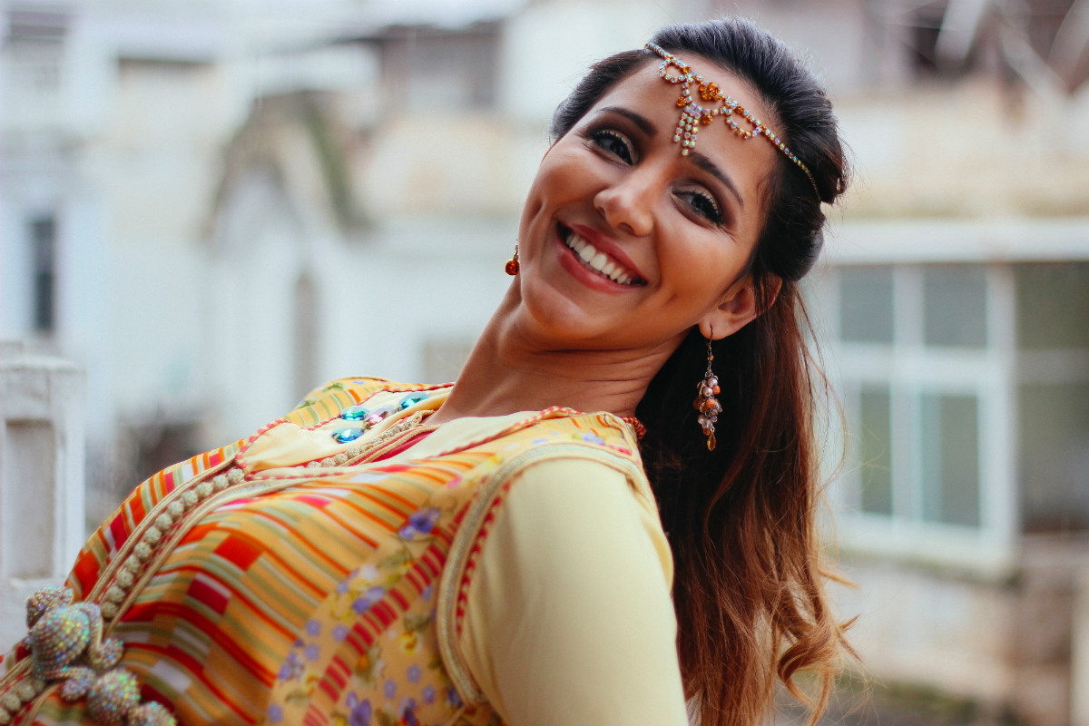 Frauen in traditioneller Kleidung – Lokalisiertes Einkaufserlebnis