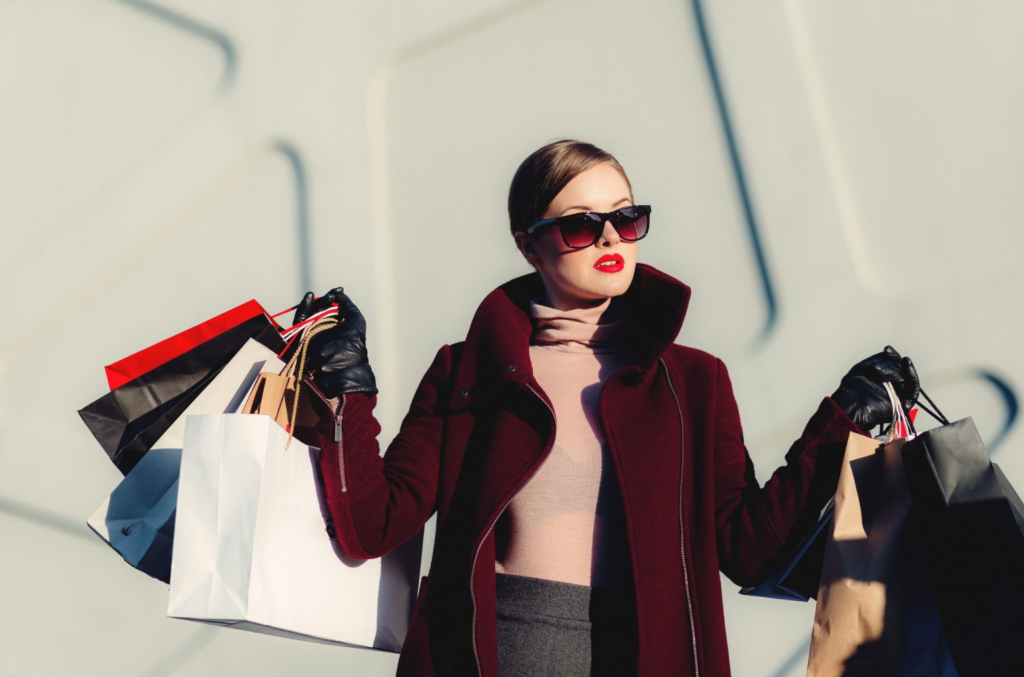 Foto de mujer joven con un montón de bolsas de la compra. Los servicios Compre ahora y pague después están cambiando cómo, cuándo y por qué los consumidores compran en línea.