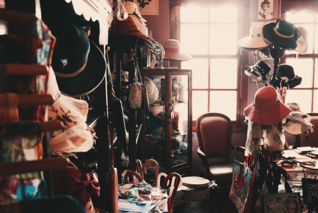 Foto di un negozio disordinato con una quantità enorme di vestiti e accessori. Il minimalismo dei consumatori è una nuova tendenza emersa nell'ultimo decennio che ha cambiato le abitudini di consumo dell'e-commerce.