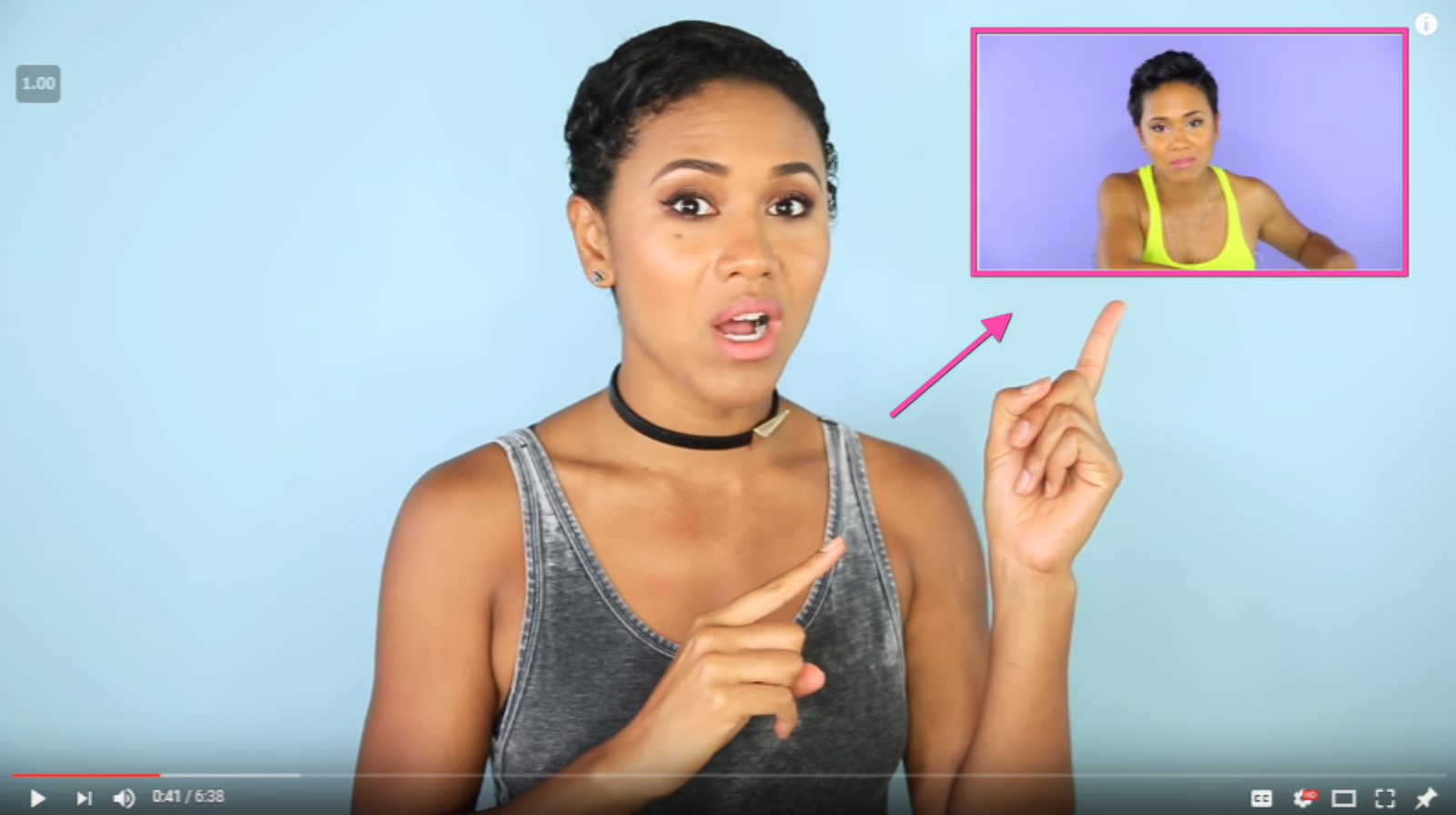 مشيرا نحو الفيديو