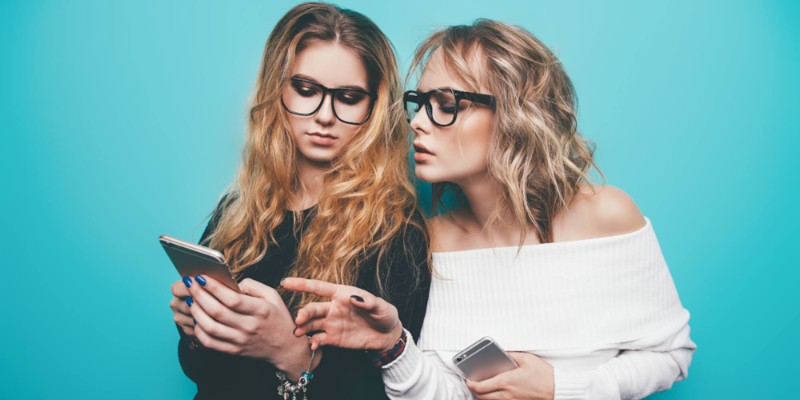 有平板電腦的女孩