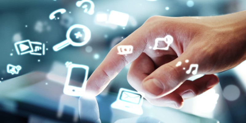 doigt sur la tablette