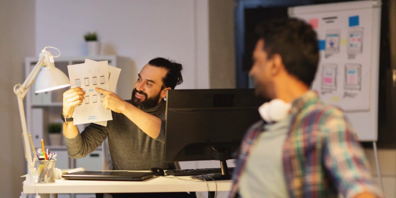 desugner zeigt Kollegenskizzen