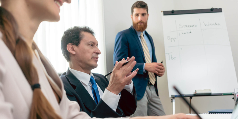 marketerii la o întâlnire