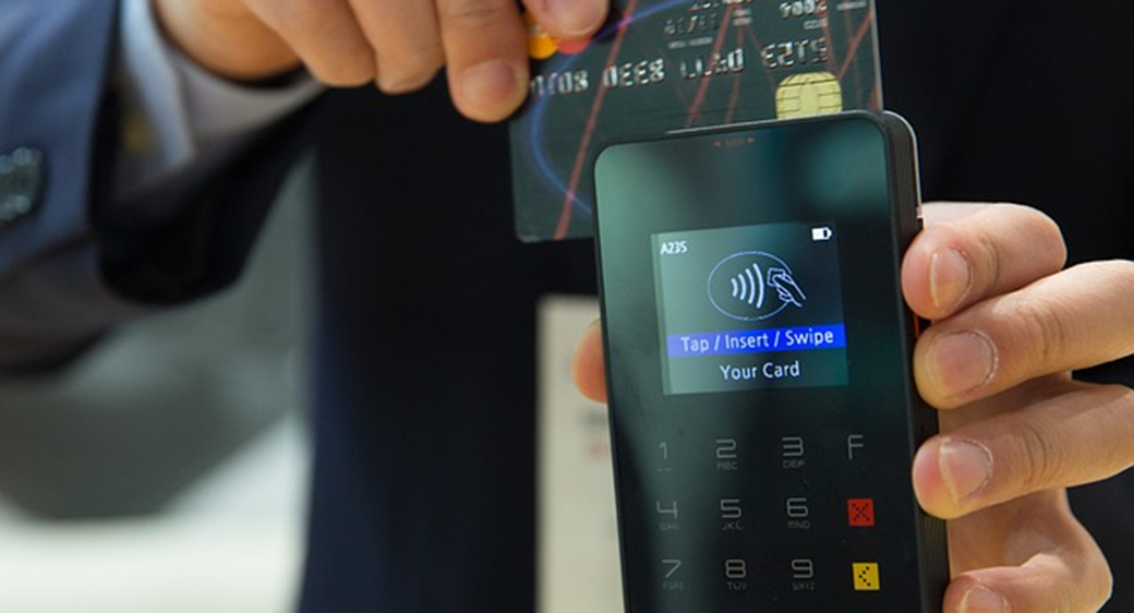 изображение использования кредитной карты