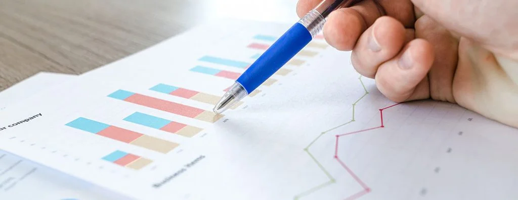 Grafici e tabelle su un pezzo di carta