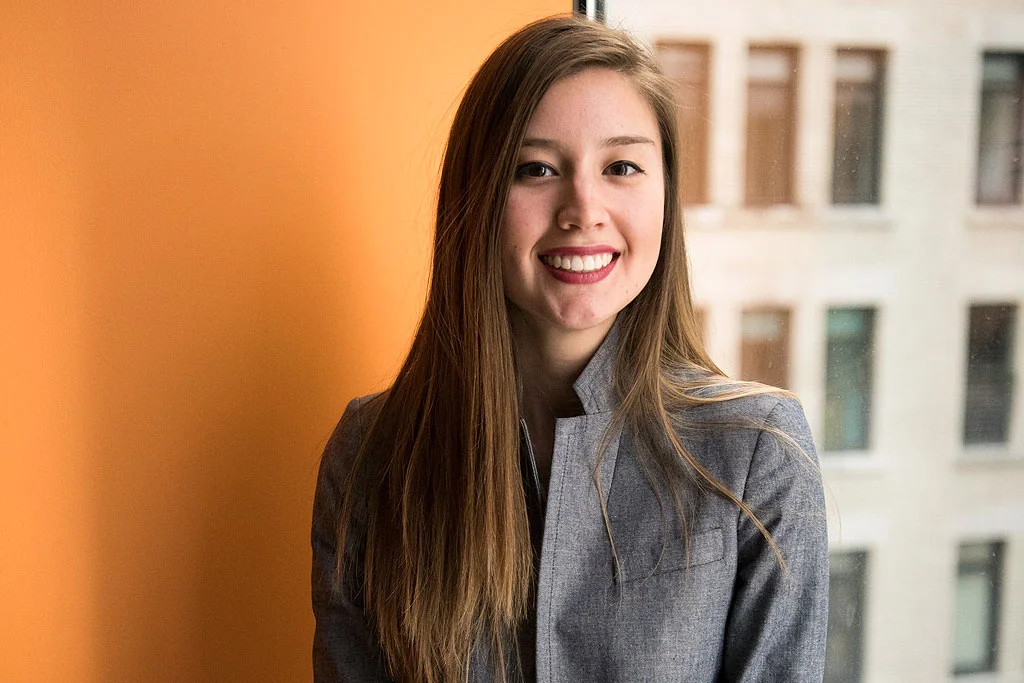 Persona sorridente su sfondo arancione