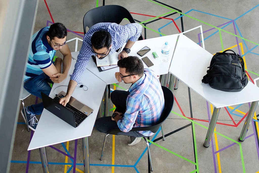 Persone che lavorano insieme come un gruppo