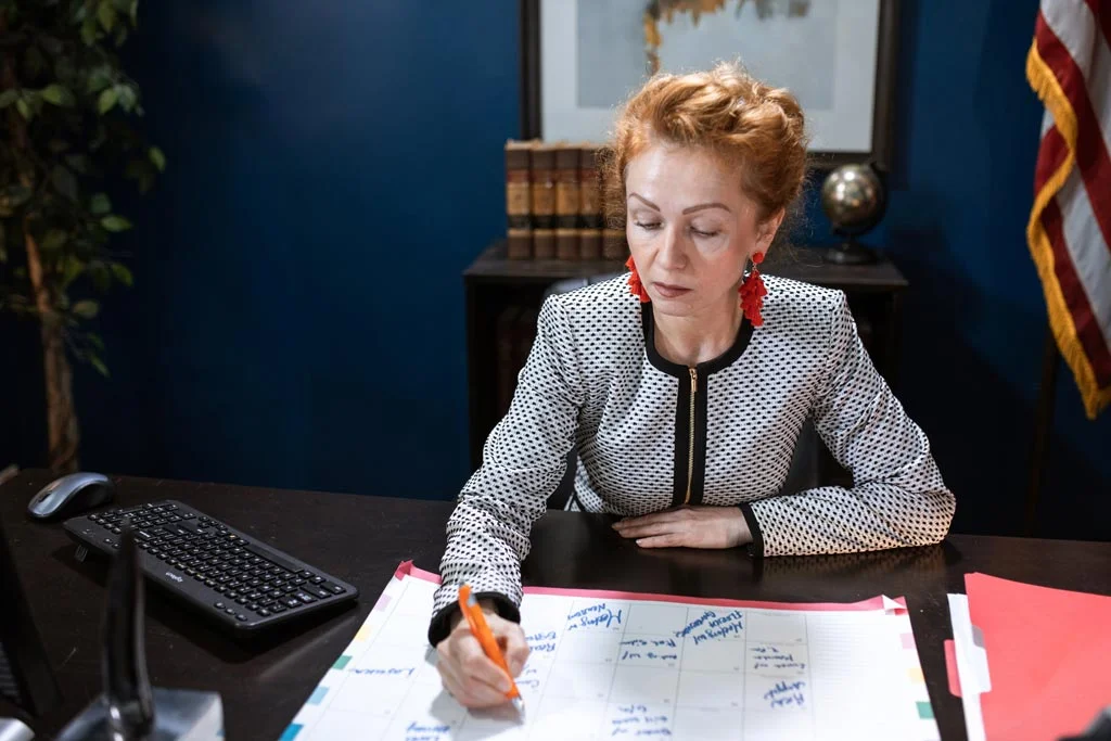 在日曆上寫下一些東西的人