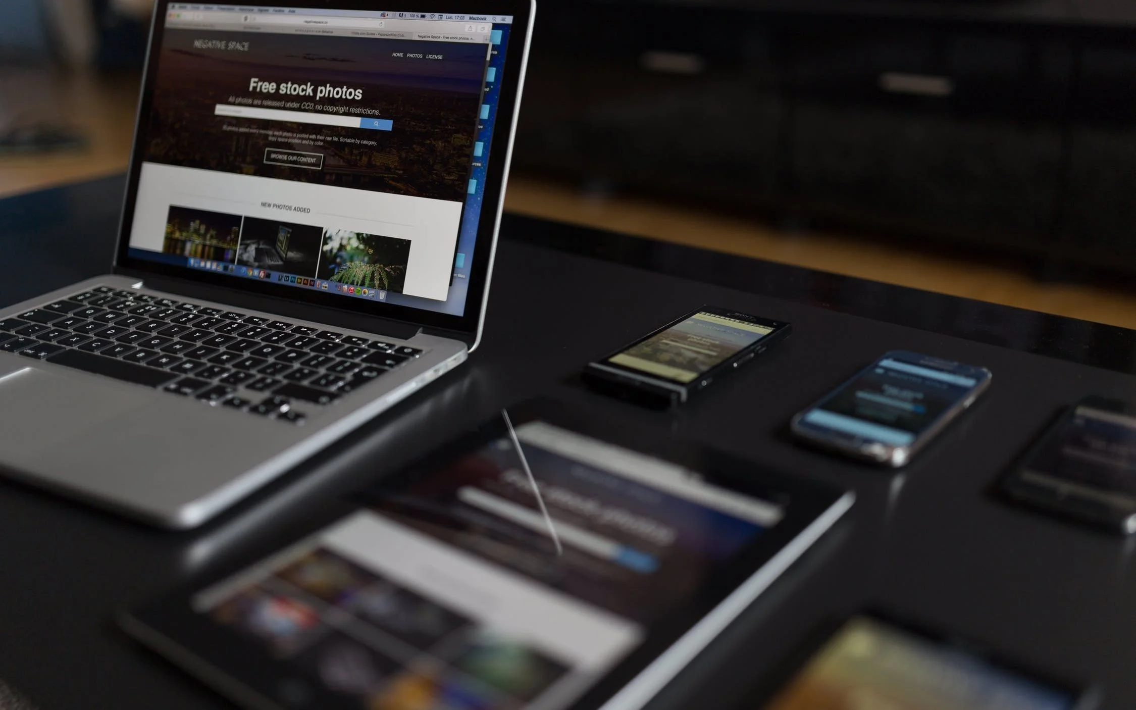 具有相同網站的手機平板電腦和筆記本電腦打開以顯示網站的響應式設計