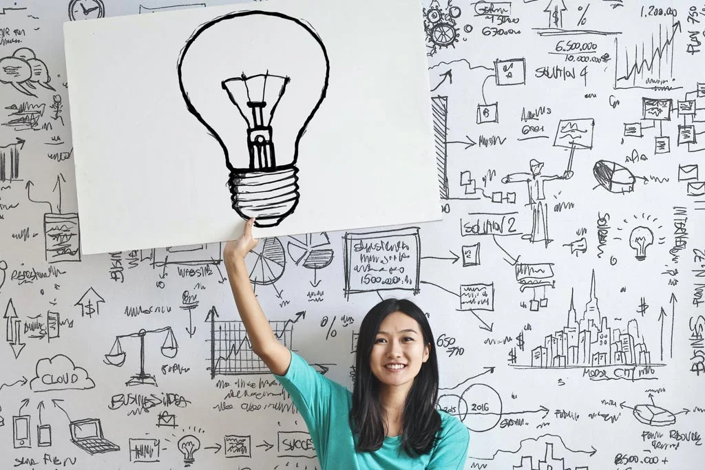 舉起一個白色標誌的人，上面畫著一個燈泡