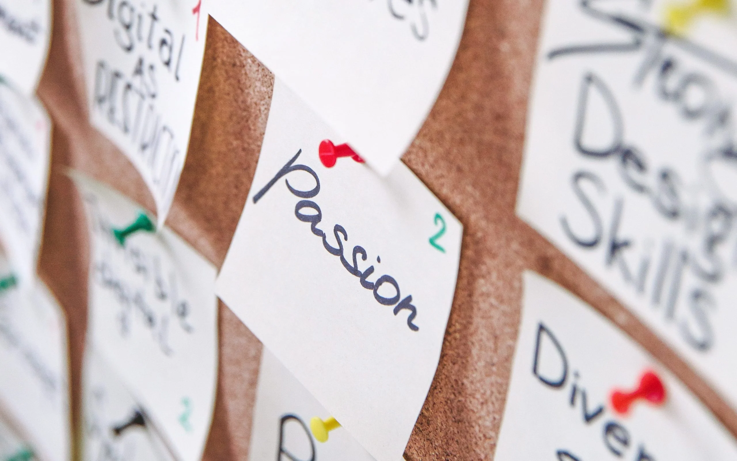 軟木板上貼著一張便條，上面寫著激情