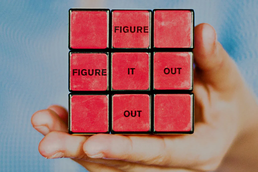 一個魔方，上面寫著“搞清楚”