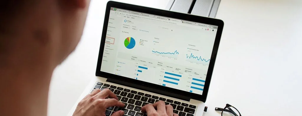 orang yang melihat grafik dan data di komputer