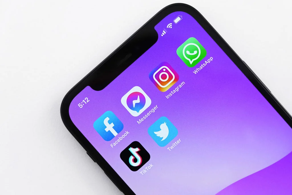 Telefon care afișează pictogramele aplicațiilor Facebook Messenger Instagram WhatsApp TikTok Twitter