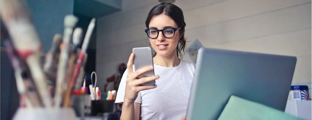 akıllı telefon kullanan kişi