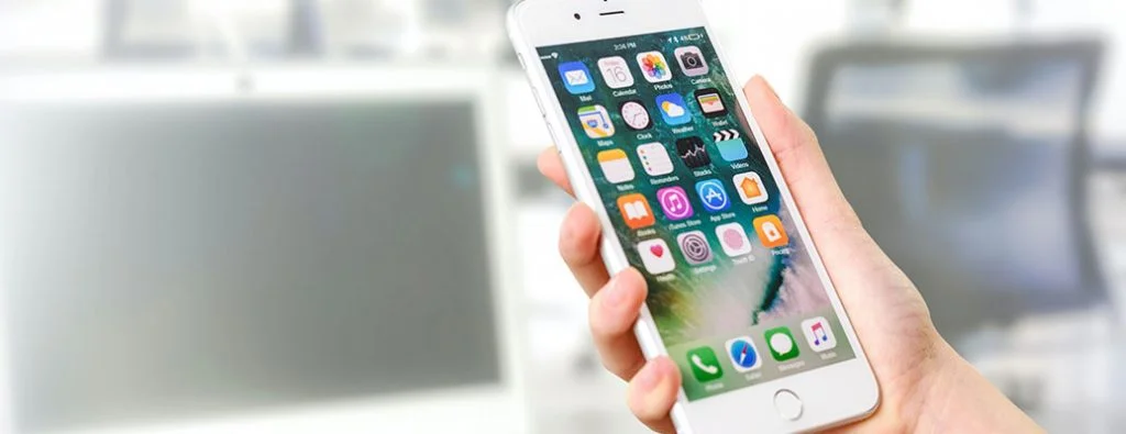 akıllı telefon tutan biri