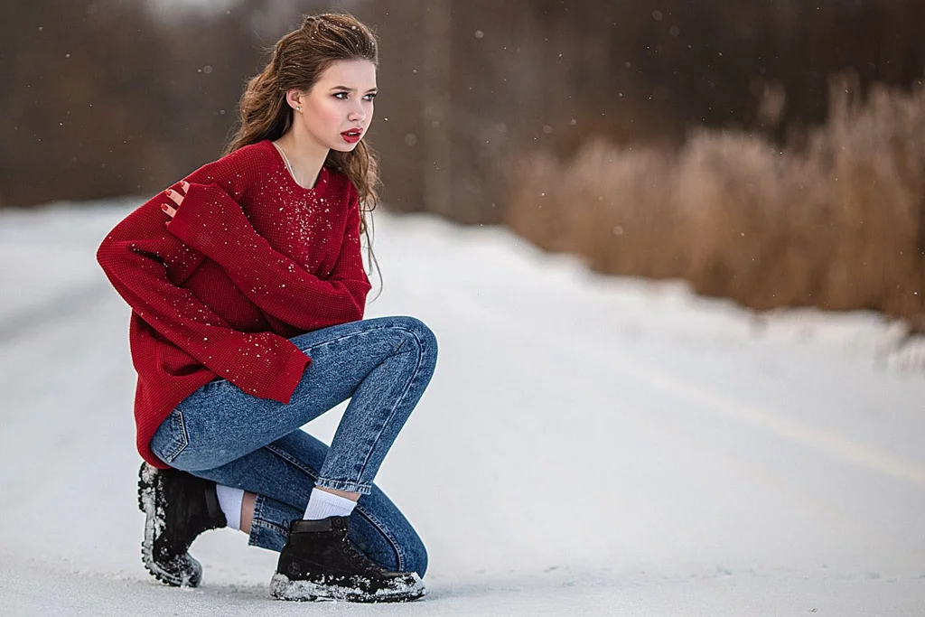 雪地裡穿著紅色毛衣的人顯示對比