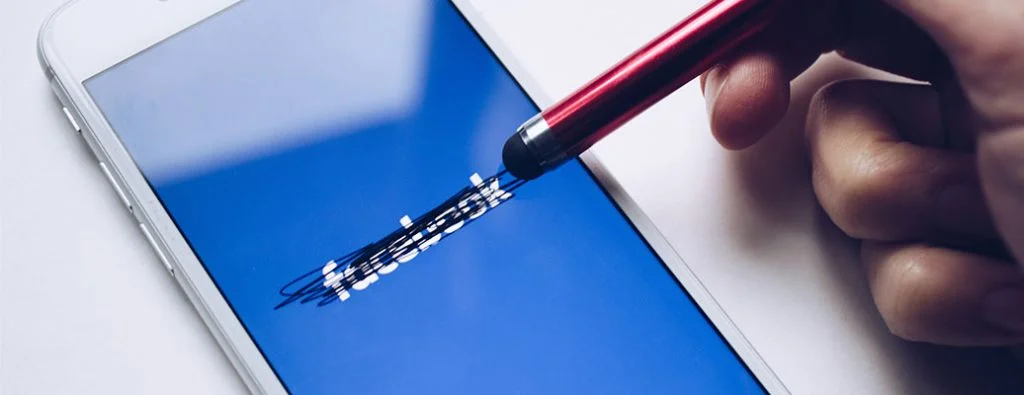 nome di facebook scarabocchiato sopra