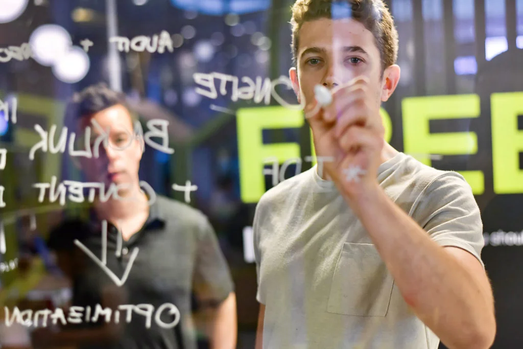 Persona che scrive su una lavagna chiara