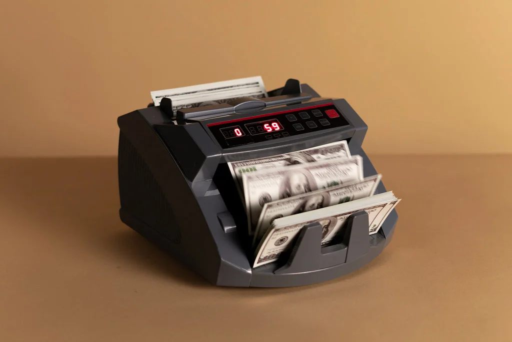Contatore di soldi che conta soldi