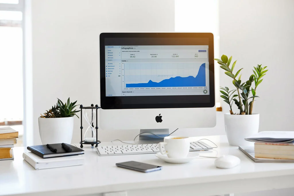 Un iMac con un grafico sullo schermo