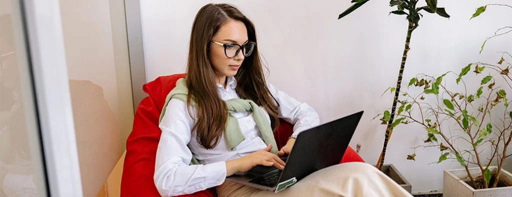 Человек, использующий компьютер