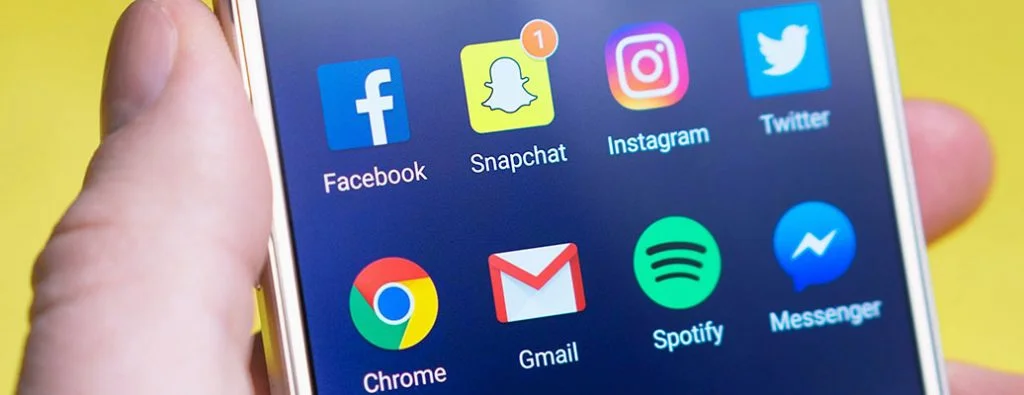 Aplicații de social media pe un smartphone