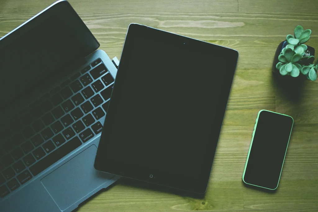 laptop e tablet seduti su un tavolo