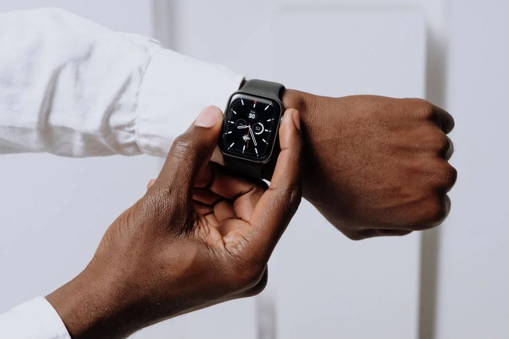 Persona che controlla l'ora su Apple Watch