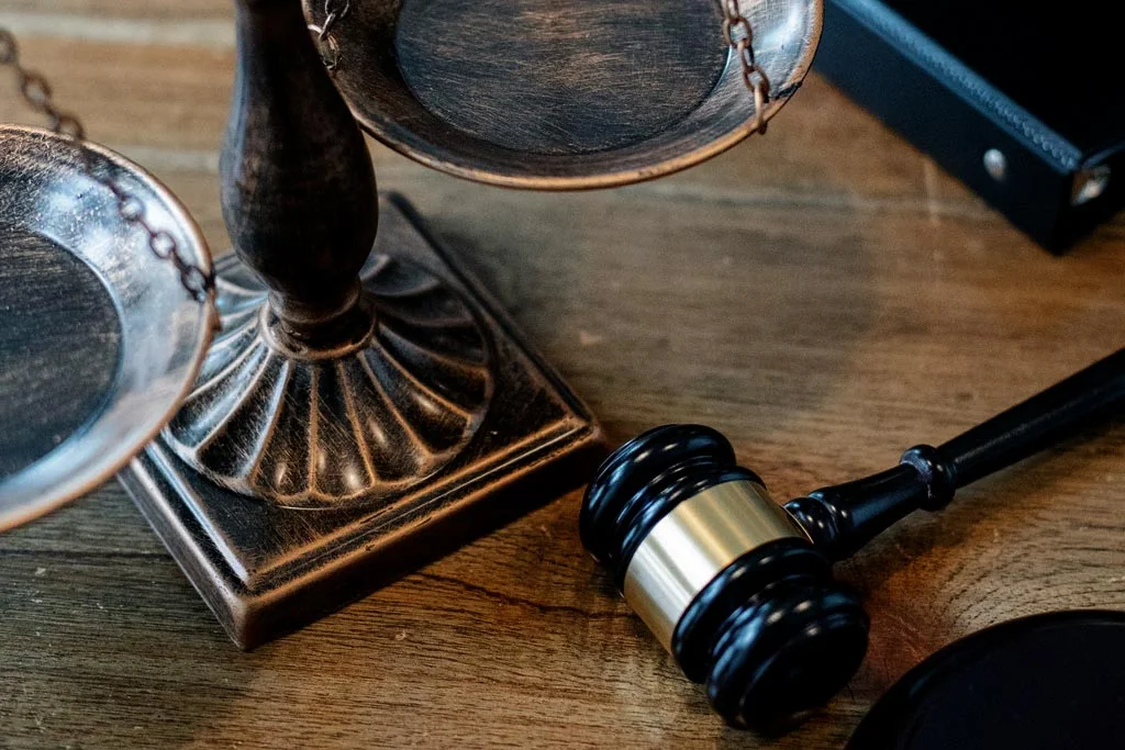 ciocal și cântar pe un birou