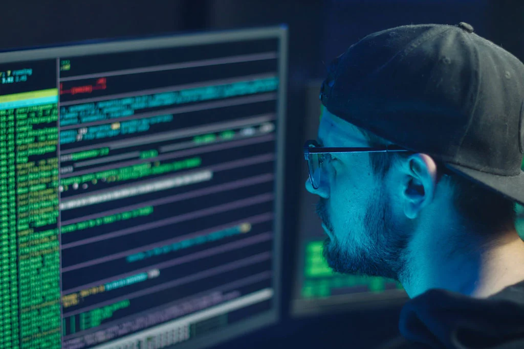 persoană care se uită la un ecran care criptează Date