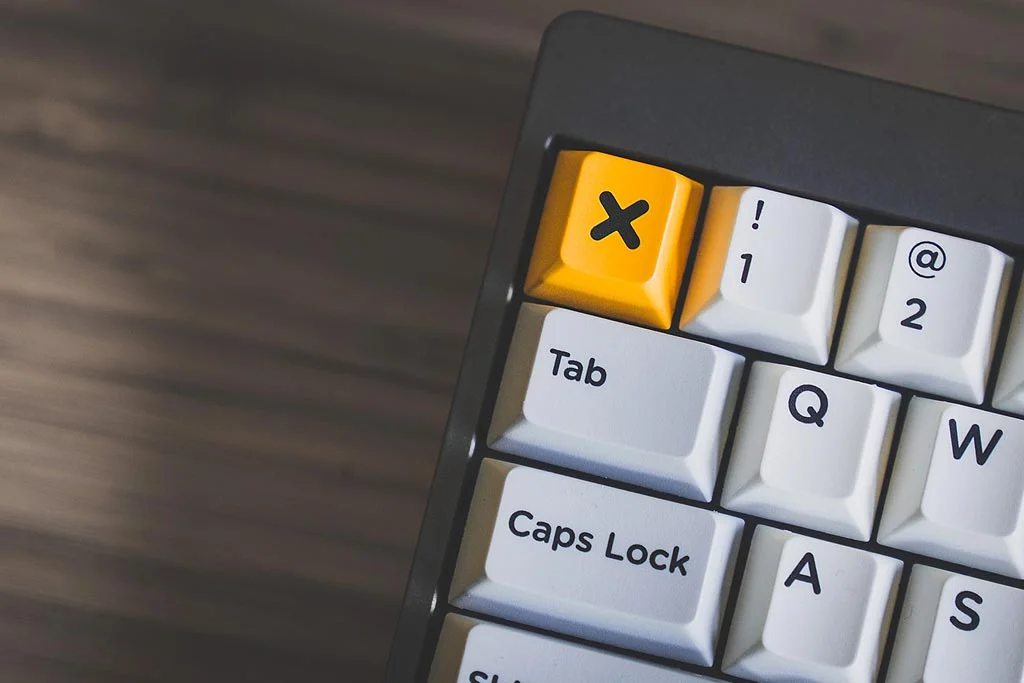 colțul din dreapta sus al tastaturii