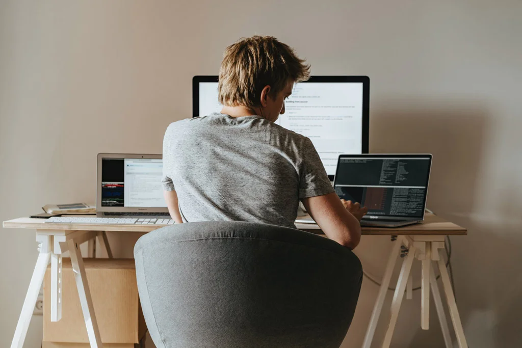 Persona che lavora al computer alla scrivania