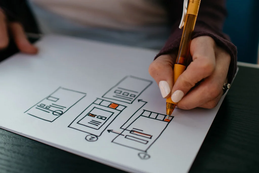 un taccuino con un design di navigazione su di esso